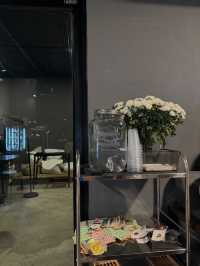 BLOSSOM คาเฟ่โทนสีดำสไตล์เท่ๆ