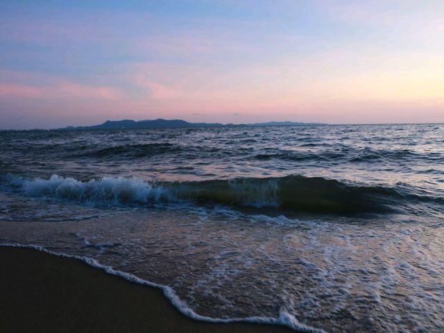 ชมพระอาทิตย์ตกที่หาดจอมเทียน