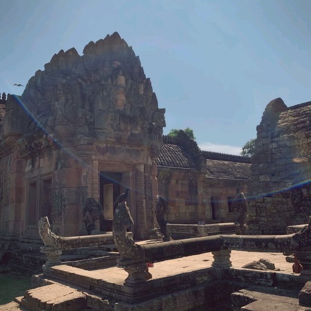2สถานที่ท่องเที่ยวปราสาทเมืองต่ำ-ปราสาทเขาพนมรุ่ง