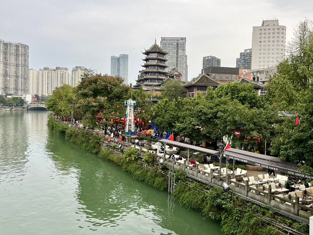 สะพานโบราณกว่า 300 ปี ที่มีช็อปปิ้งสตรีทอยู่ด้านบน