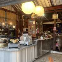 หมี่ ข้าวต้ม ร้านลับริมน้ำตัวเมืองกาญจนบุรี 