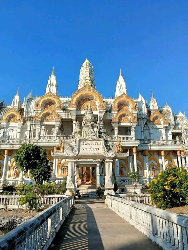 ไหว้พระขอพร  วัดไผ่โรงวัว สุพรรณบุรี