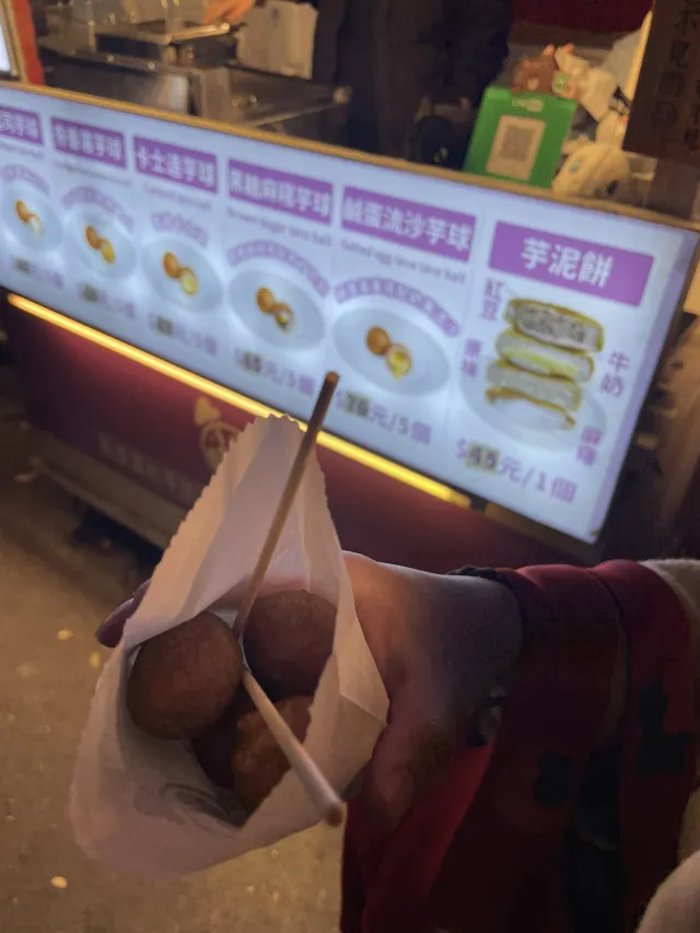 大慶夜市炸芋球與芋泥餅甜點攤位,手上拿著剛起鍋的芋球