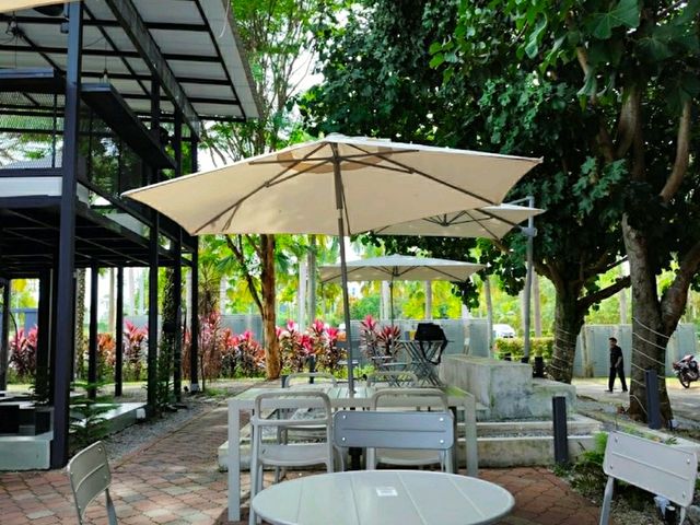 CAFÉ WITH A BEAUTIFUL VIEW.