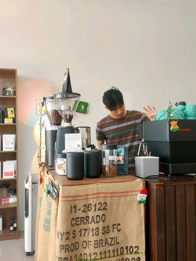 ดื่มกาแฟดีๆ บรรยากาศดี ที่ Shadow Coffee Roast
