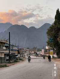 📍寮國不能錯過的背包客天堂。萬榮(Vang Vieng) 