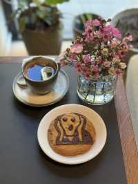 A Unique Café Experience at Munch Deli & Coffee 🎨☕🇳🇴