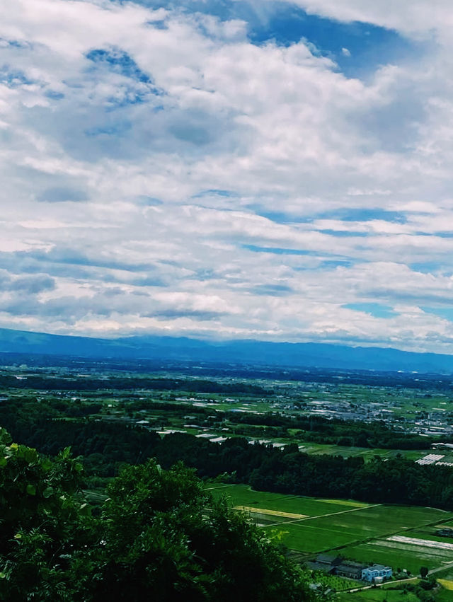 自然の造形美！迫力満点の巨大な岩🪨
