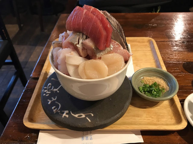 美味しい海鮮丼🤍【シハチ鮮魚店】