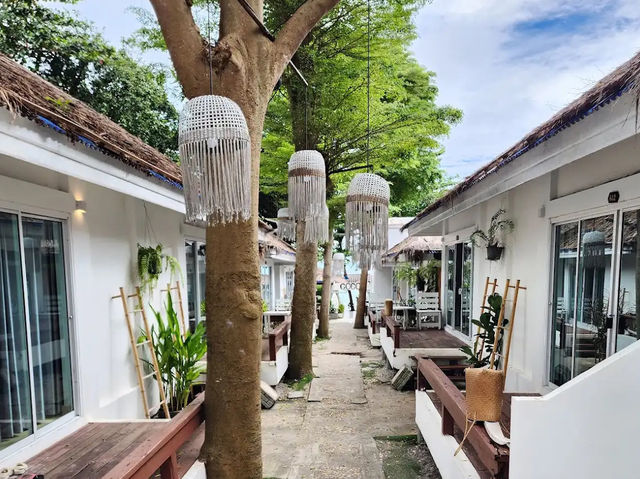 Sawasdee COCO Resort : ที่พักมินิมอลริมหาดทรายแก้ว