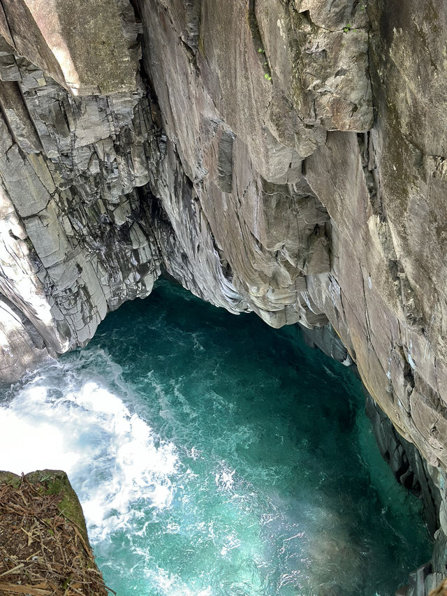 【岐阜】神秘的なエメラルドグリーン😍虹のかかる絶景の滝