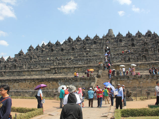 【ボロブドゥール寺院遺跡｜Borobudur Temple】 世界最大級の仏教遺跡、神秘の階段をのぼる旅
