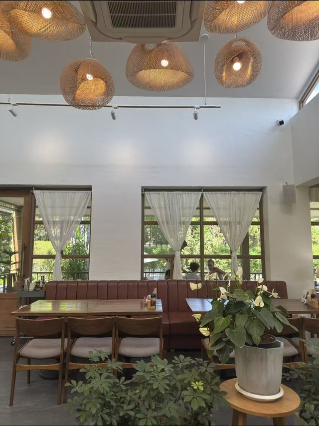 คาเฟ่กึ่งร้านอาหาร บรรยากาศสุดชิค