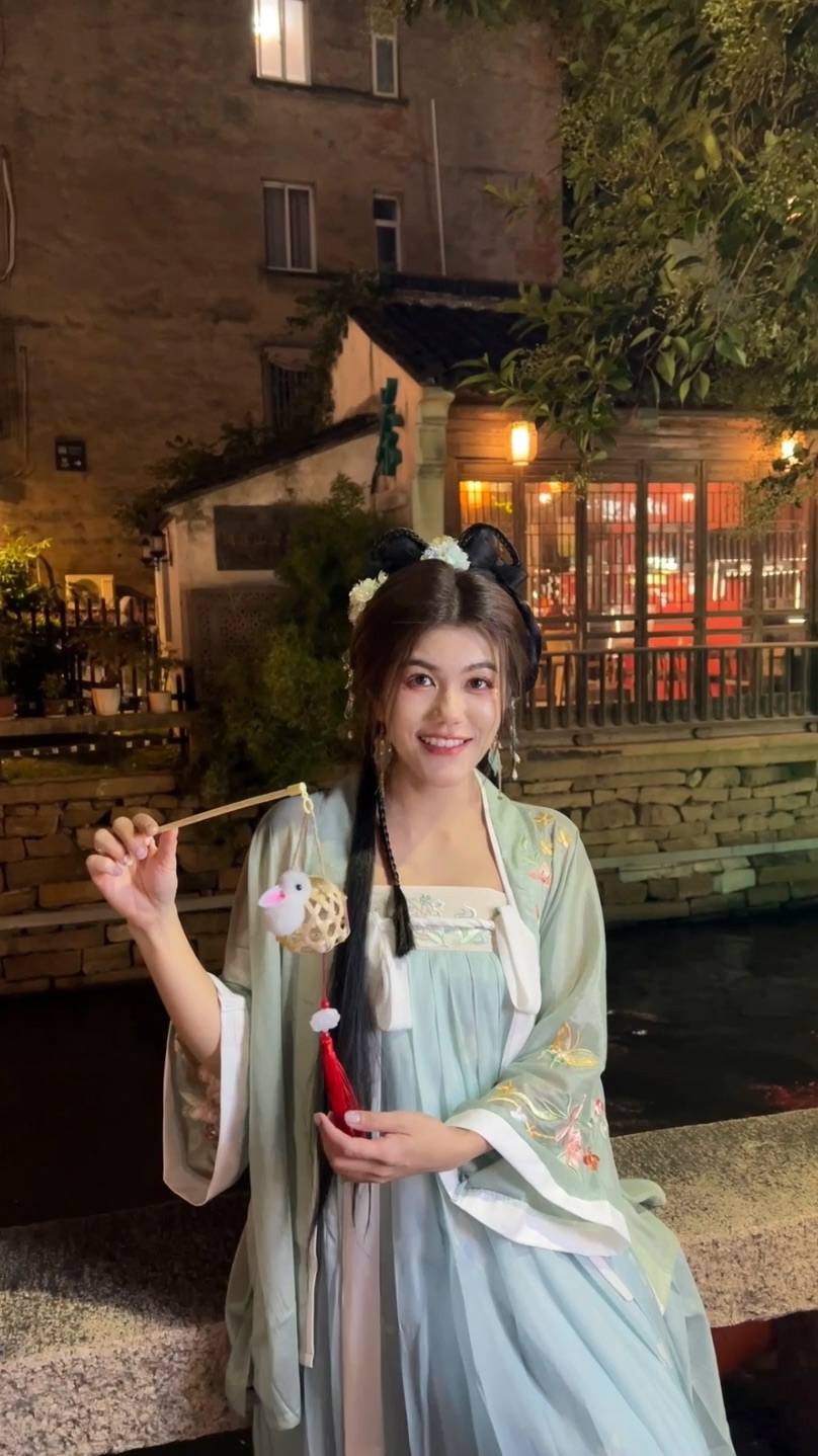 這裡是！讓中國女粉絲的夢想成真：穿上漢服，像中國古代電視劇中的女主角。非常美麗、迷人。我建議任何去中國旅行的人都嘗試一次，因為它非常值得，就像你消失在一個系列中一樣。 🥹🫶🏼
莫去了蘇州市。上海附近另一個旅遊城市，人們喜歡穿著中國古裝，在平江路（Pingdianlu）路上走走拍照。古城裡坐著小船的任何一幕，都是這裡人們最愛的拍照地點。氣氛非常好。如果你早上來的話，那就太好了。非常漂亮。夜晚，又是另一種美好的意境。四處走走，享受美味的食物。有很多紀念品可以買。有很多穿著中國古裝的人走來走去，有中國人，也有遊客。不要害怕它看起來很奇怪。
🪞租借漢服價格從300泰銖起，取決於商店。 Mo Mao 的套餐包括租用禮服 + 化妝 + 髮型 + 攝影師，價格為 299 元（1500 泰銖）。這是值得的，因為它非常完整。我用中國相機拍到的照片確實是中國照片。如此美麗，彷彿不再是她自己。哈哈哈那是誰啊
🚄 搭乘高鐵僅需 30 分鐘（從上海火車站 > 蘇州火車站）💰價格 150-200฿** 📍您必須搭乘計程車（叫滴滴）才能再次到達那裡。

#travelchina #chinesedress #蘇州