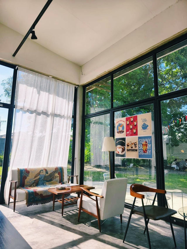 DayGrow Café : ความเรียบง่ายและความร่มรื่น