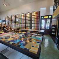พาชมร้านกระเบื้องเก่าแก่ และแกลลอรี่จากกระเบื้อง