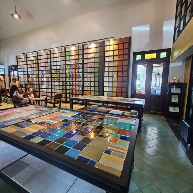 พาชมร้านกระเบื้องเก่าแก่ และแกลลอรี่จากกระเบื้อง
