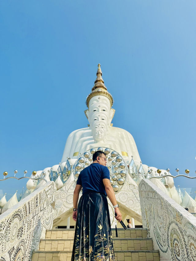 วัดพระธาตุผาซ่อนแก้ว – ไหว้พระเสริมบุญบนเขา