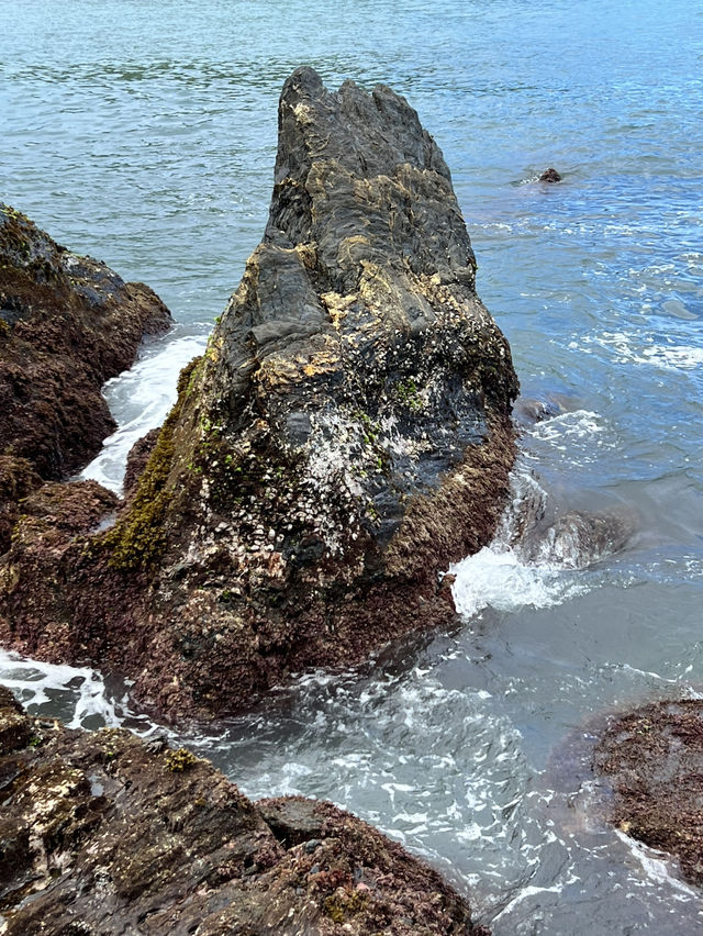 🌊 賊仔澳玻璃海灘超夢幻！拍出天空之鏡的私藏秘境就在宜蘭
