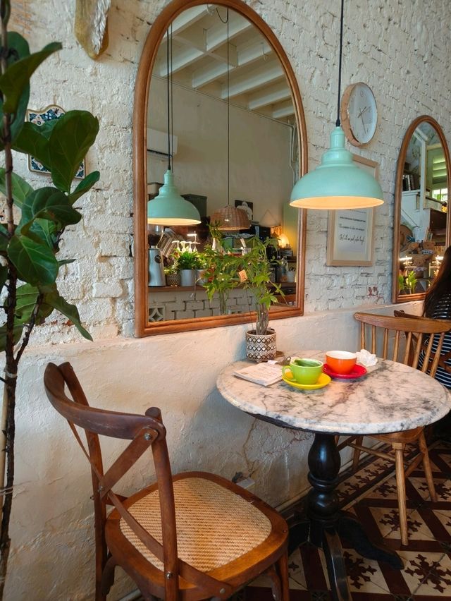 Chamomile, Typewriters & Teddy Bears—What a Café!