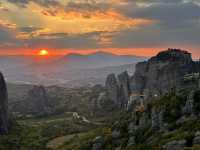 【メテオラ｜天空の修道院と絶景に圧倒される！ギリシャの世界遺産】