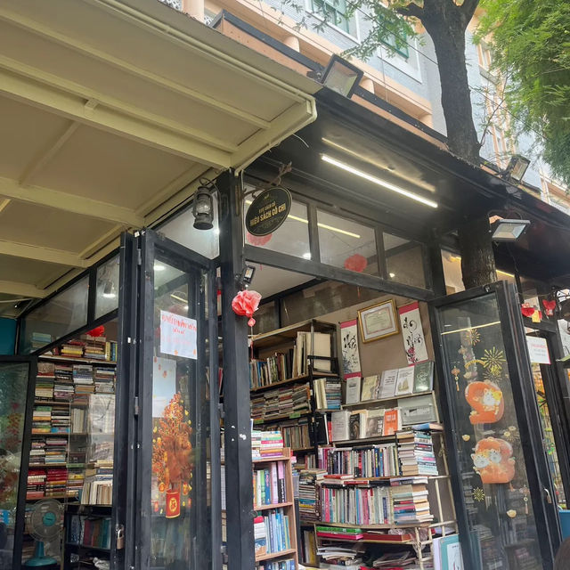 Book Street Hochiminh ถนนทั้งเส้นเต็มไปด้วยหนังสือ