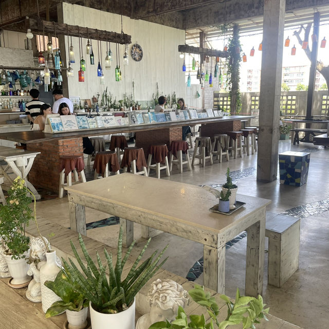 ร้านอาฟเตอร์นูน บางปู คาเฟ่ริมทะเลบรรยากาศดี