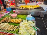 ร้าน หมึก ชิ้น ย่าง ร้านขายดีตลาดริมน้ำวัดศาลเจ้า