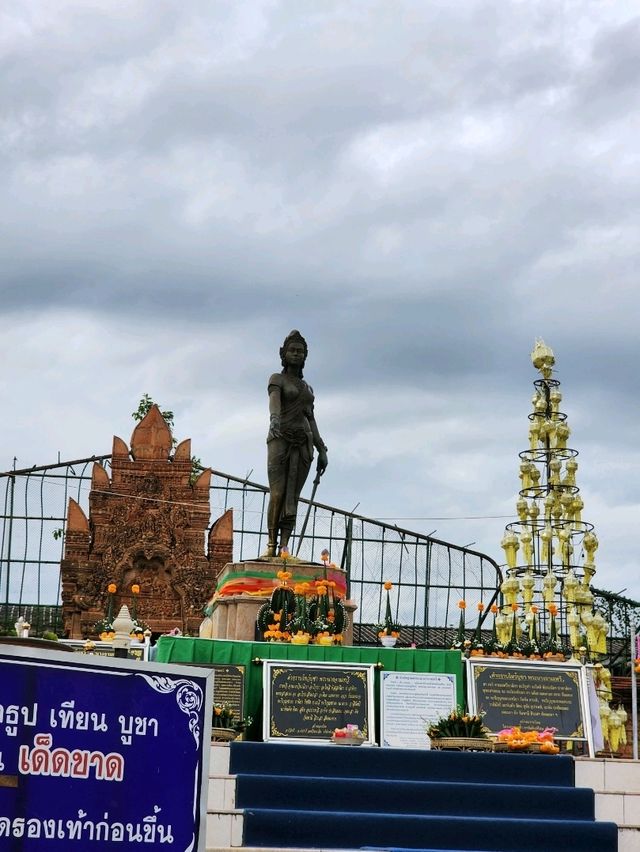 อนุสาวรีย์พระนางจามเทวี ที่ลำพูน