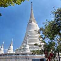 สักการะพระเจดีย์แบบมีแกนกลาง หนึ่งเดียวของไทย