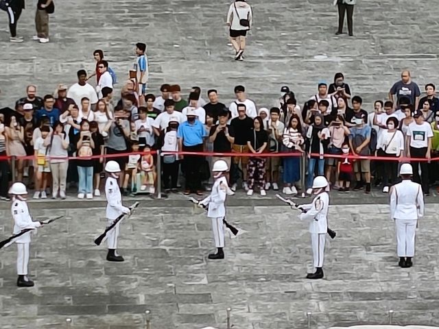 自由的足跡，歷史的回聲，自由廣場之行。