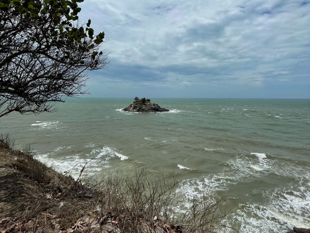 Vung Tau: Vietnam's "Anaya" - Sun, Sand & French Flair! ☀️