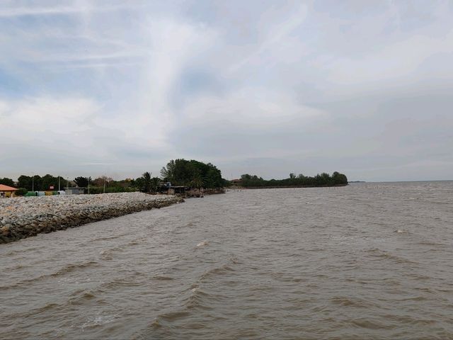 Tanjung Sepat Lover's Bridge: A Romantic Seaside Escape