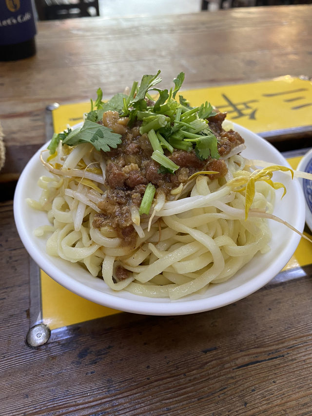 沙鹿人的私藏口袋名單：拉仔麵 + 月見豬油飯，一口吃回學生時光🍜🍳 