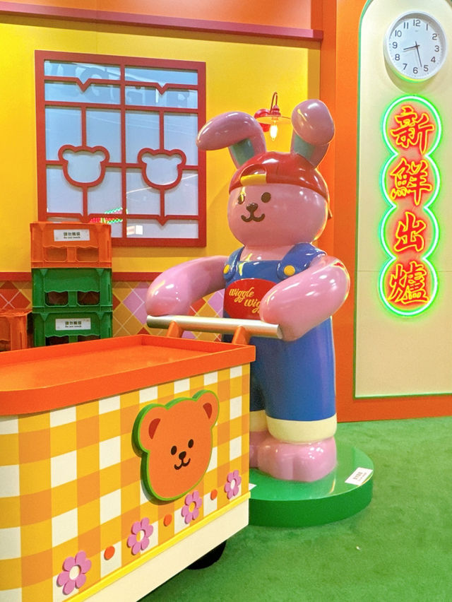 🐻啟德AIRSIDE超萌登場！Wiggle Wiggle港式茶餐廳＋2米高公仔＋300款潮物＋角色甜品！