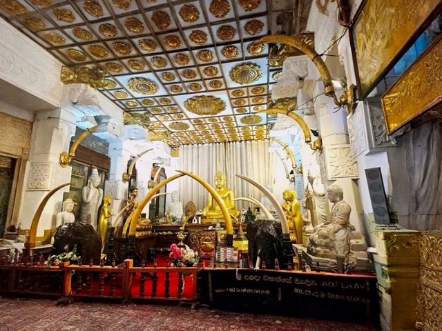 Explore the Historic Sri Dalada Maligawa Temple in Kandy, Sri Lanka