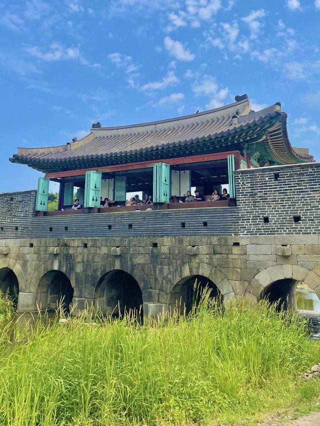 🏯✨ 역사와 현대가 공존하는 경기도 수원 여행 🚉🍗  경기도 여행에서 빼놓을 수 없는 도시가 바로 수원 🏯✨ 역사와 현대가 공존하는 경기도 수원 여행 🚉🍗  경기도 여행에서 빼놓을 수 없는 도시가 바로 수원