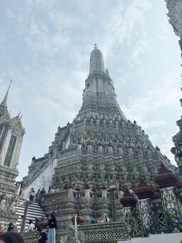 🌇 曼谷市區夜遊：朱拉50巷海鮮、泰服鄭王廟與Asiatique美食狂歡！✨🍤