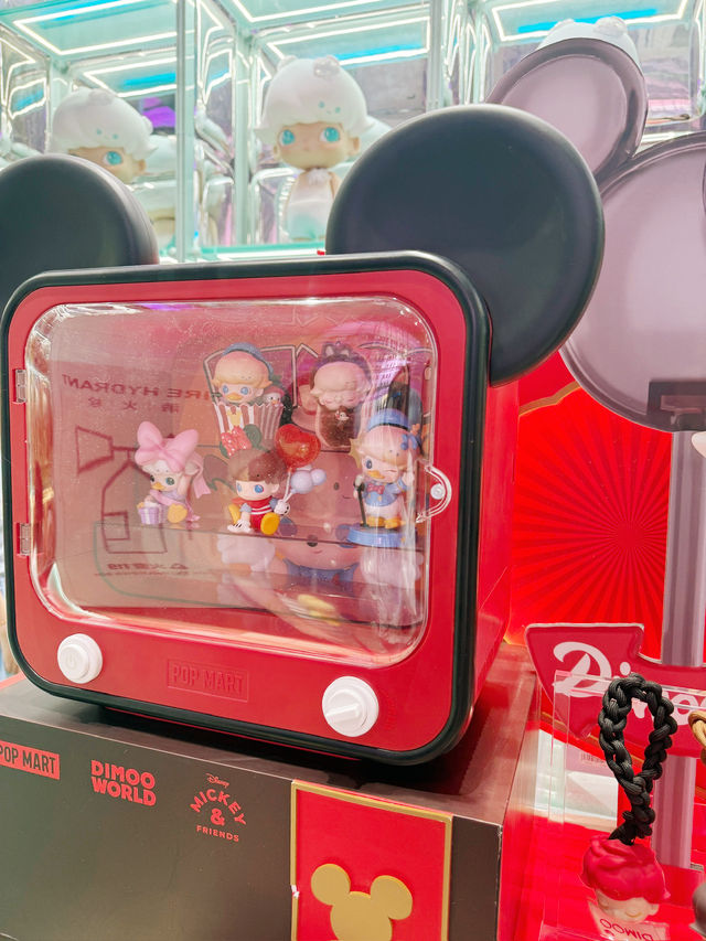 Pop Mart Shanghai (ถนน Nanjing) 