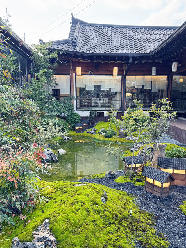 🌸 황리단길 감성 산책 — 한옥과 카페가 어우러진 경주의 포토 스팟 여행 🌸 황리단길 감성 산책 — 한옥과 카페가 어우러진 경주의 포토 스팟 여행