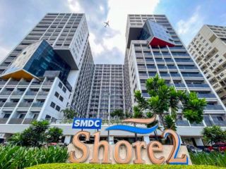 메트로 마닐라에서 스테이케이션을 계획 중이신가요? 파사이에 위치한 Shore Residences MOA를 확인해 보세요. 최고의 관광 명소와 쇼핑가에서 단 몇 걸음 떨어진 곳에 위치한 가족 휴양지로 완벽한 곳입니다. 🏙️☀️ 모던한 분위기, 널찍한 오픈 침실, 아늑한 소파, 그리고 따뜻한 조명이 어우러져 긴 하루를 보낸 후 편안하게 휴식을 취할 수 있도록 도와줍니다.

근처 추천 명소:
스타 시티(놀이공원의 즐거움!) — 록사스 블러바드, CCP 단지, 매일 오후 2시~오후 10시 개장
몰 오브 아시아 & MOA 아레나 — 쇼핑, 콘서트, 주요 행사
SMX 컨벤션 센터 마닐라 — 행사 및 전시회에 적합
DFA 마닐라 — 여권 발급 준비 완료
멧 라이브, 더블 드래곤 플라자 — 편안한 식사와 쇼핑
오카다, 솔레어, 시티 오브 드림스 — 세계적인 카지노에서 행운을 시험해 보세요
오션 파크 마닐라 — 아이들과 함께 해양 생물을 구경하세요, 오션 파크 단지, 오전 10시~오후 7시 개장
NAIA 국제공항 — 빠른 도착/출발을 위해 15분 거리 ✈️

가족 친화적인 숙박 팁:
반려동물 동반은 금지되어 있으니 가족 간의 유대감을 중시하세요! 요리는 환영합니다(단, 냄새가 강한 음식은 피하세요). 또한, 스트레스 없는 경험을 위해 "가급적 청소" 규칙을 준수합니다. 이 객실은 매우 넓어 아이들이 놀기 좋고, 큰 창문 덕분에 햇살이 가득합니다.

교통편:
지프니, 택시, 앱 기반 교통수단을 이용하면 쇼어 레지던스와 인기 명소 사이를 빠르게 이동할 수 있습니다. 몰 오브 아시아 단지는 걸어서 갈 수 있으며, 공항도 차로 금방 갈 수 있습니다.

먹거리:
라멘부터 필리핀 음식까지 다양한 메뉴를 맛볼 수 있는 몰 오브 아시아에 들러보세요. 현지 음식을 맛보고 싶다면 마남(Manam)을, 멧 라이브(Met Live)의 가야 코리안 바비큐(Gaya Korean BBQ)를 추천합니다.

여행 팁:
대중교통 이용 시 소액의 지폐를 지참하고, MOA 아레나(MOA Arena)나 SMX에서 이벤트 일정을 확인하고, 최고의 도시 여행을 위해 짐을 가볍게 챙기세요!

#MOAStaycation #PasayLife #ManilaGetaway #FamilyTravel #Tripcom