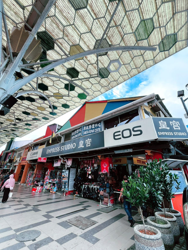 Old Courthouse Kuching – Heritage Landmark with Nearby India Street Old Courthouse Kuching – Heritage Landmark with Nearby India Street