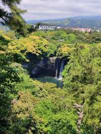 A dreamy waterfall in the heart of Jeju!🌿🌈