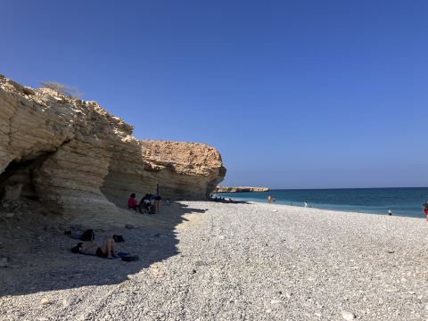 Сказочный отдых на пляже Pebbles Beach в Омане, где море сливается с небом.