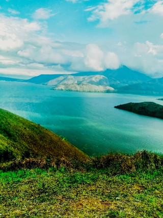 PEMANDANGAN DANAU TOBA DARI BUKIT HOLBUNG.
