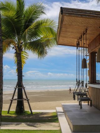 VAYNA Boutique Koh Chang 🏝️🌊 | Beachfront Accommodation with Amazing Ambiance

I was impressed from the moment I walked in. The surroundings are full of trees and coconut palms, giving it a very tropical beach resort feel 🌴

My favorite part was the beachfront area, with a bamboo bar, a hanging swing, and a stunning beach view. Looking out at the vast ocean and sky is breathtaking, especially on a clear day 💙

The accommodation is decorated with wood and natural materials, perfectly matching the Koh Chang atmosphere. It's simple yet charming, not overly luxurious, but with a warm and relaxing beauty.

The beach swing is my favorite spot! 🪢🌊
The photos turn out so well-deserved of a vacation vibe. Just having the coconut trees, the sea, and the sky in the background makes it look like a photoshoot abroad.

If you like accommodations where you wake up to a sea view, have green spaces, plenty of photo opportunities, and can relax without rushing, this is the place for you.

⭐️ Atmosphere rating: 9/10
This is the perfect place to unwind and slow down a bit 🌴💙
