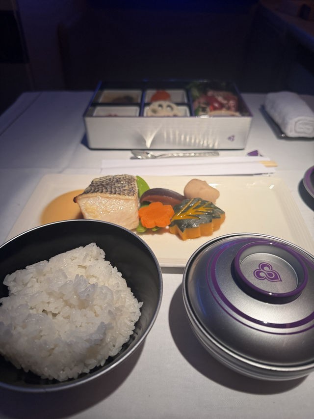 ✈️ FIRST CLASS การบินไทย 6 ชั่วโมง กรุงเทพฯ → โอซากา 80,000 บาท คุ้มไหม?