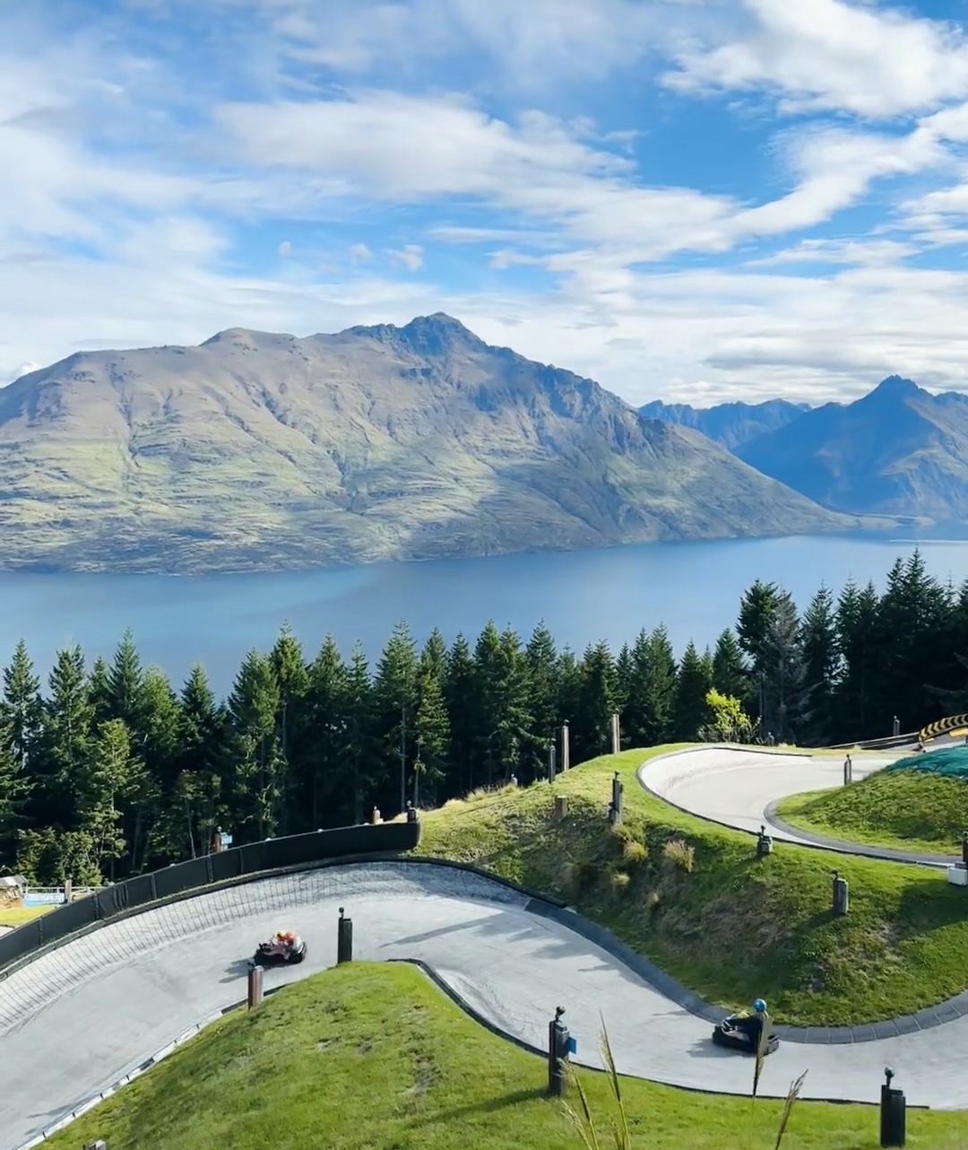 Queenstown Skyline Luge เซอร์ไพรส์กว่าที่คิด — วิวสวยสะกดใจ แต่ที่ทำให้ต้องกลับมาซ้ำคือความสนุกของลูจ!