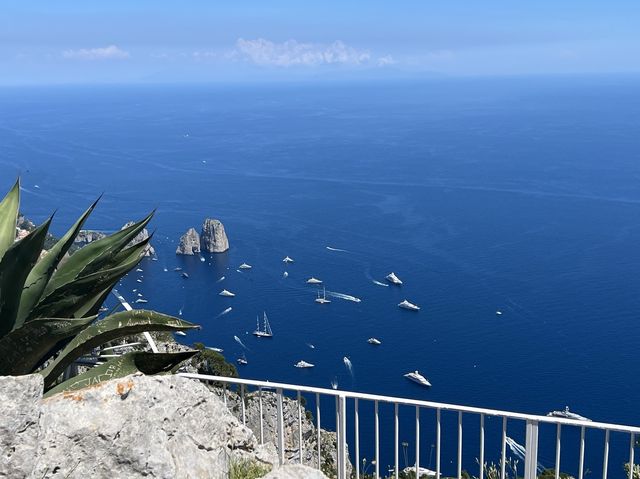 Day overlooking the beautiful view of Capri 🇮🇹