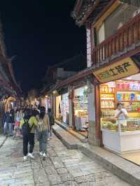 Shopping in the hustle and bustle of Qingming Shanghetu in Lijiang